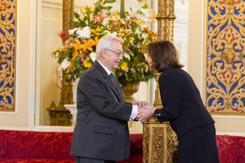 The Governor shakes the hand of a man