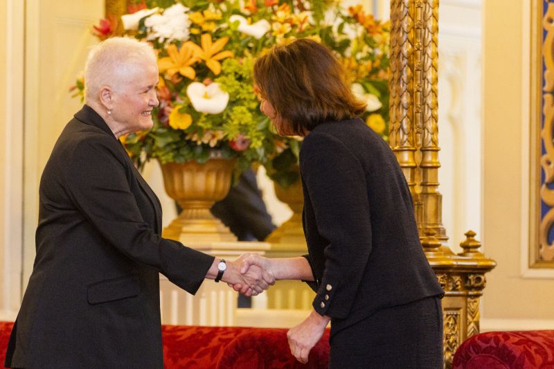 The Governor shakes the hand of a woman