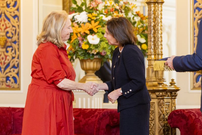 The Governor shakes the hand of a woman