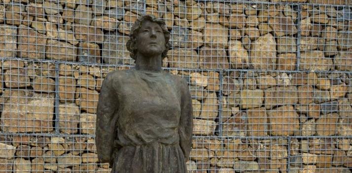 convict-woman-statue